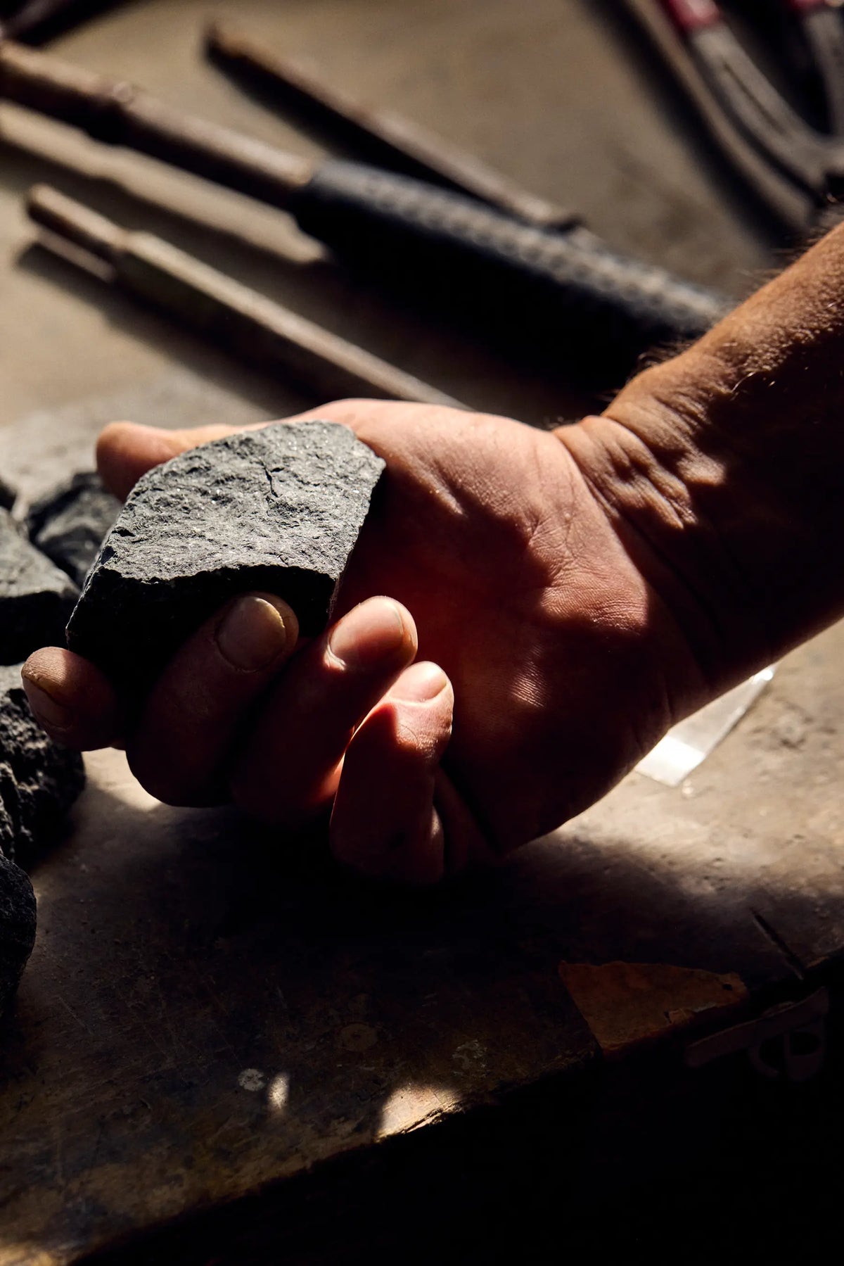 SENSE5 Slow Steam Stone – Hand hält rohen Vulcanit-Diabas