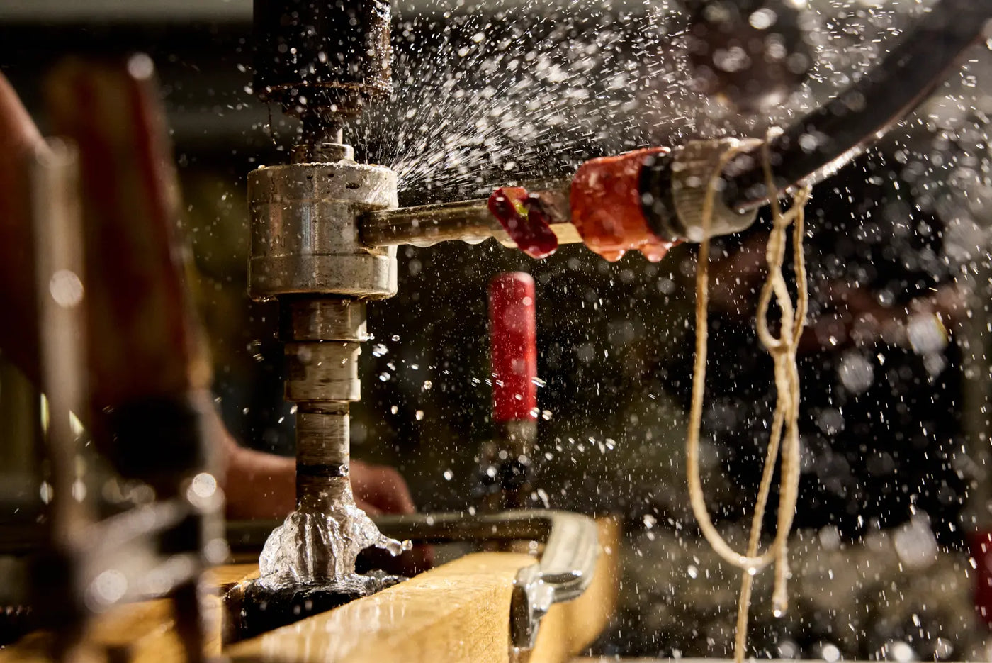 Bohrung des Slow Steam Stone unter Wasserkühlung