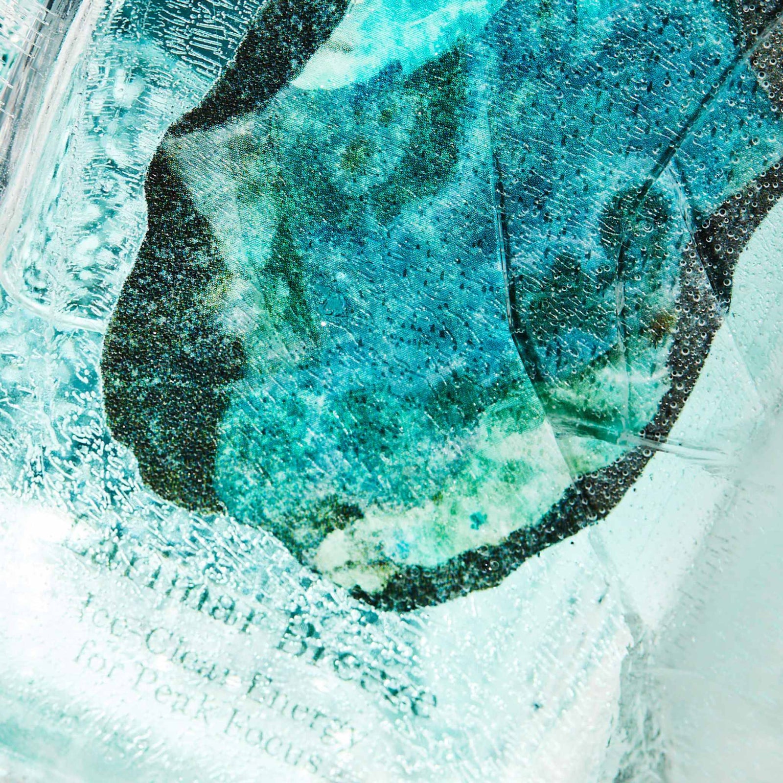 Nahaufnahme des Larimar-Steinmotivs auf der Larimar Breeze Flasche von SENSE5