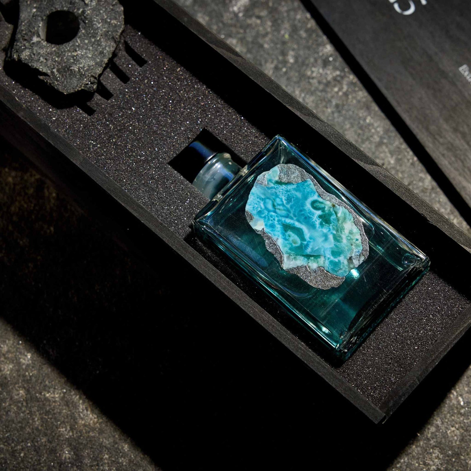 Larimar Breeze Flasche in der luxuriösen SENSE5-Holzbox verpackt