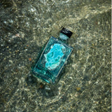 Larimar Breeze Flasche im klaren Wasser – luxuriöses Saunaritual von SENSE5