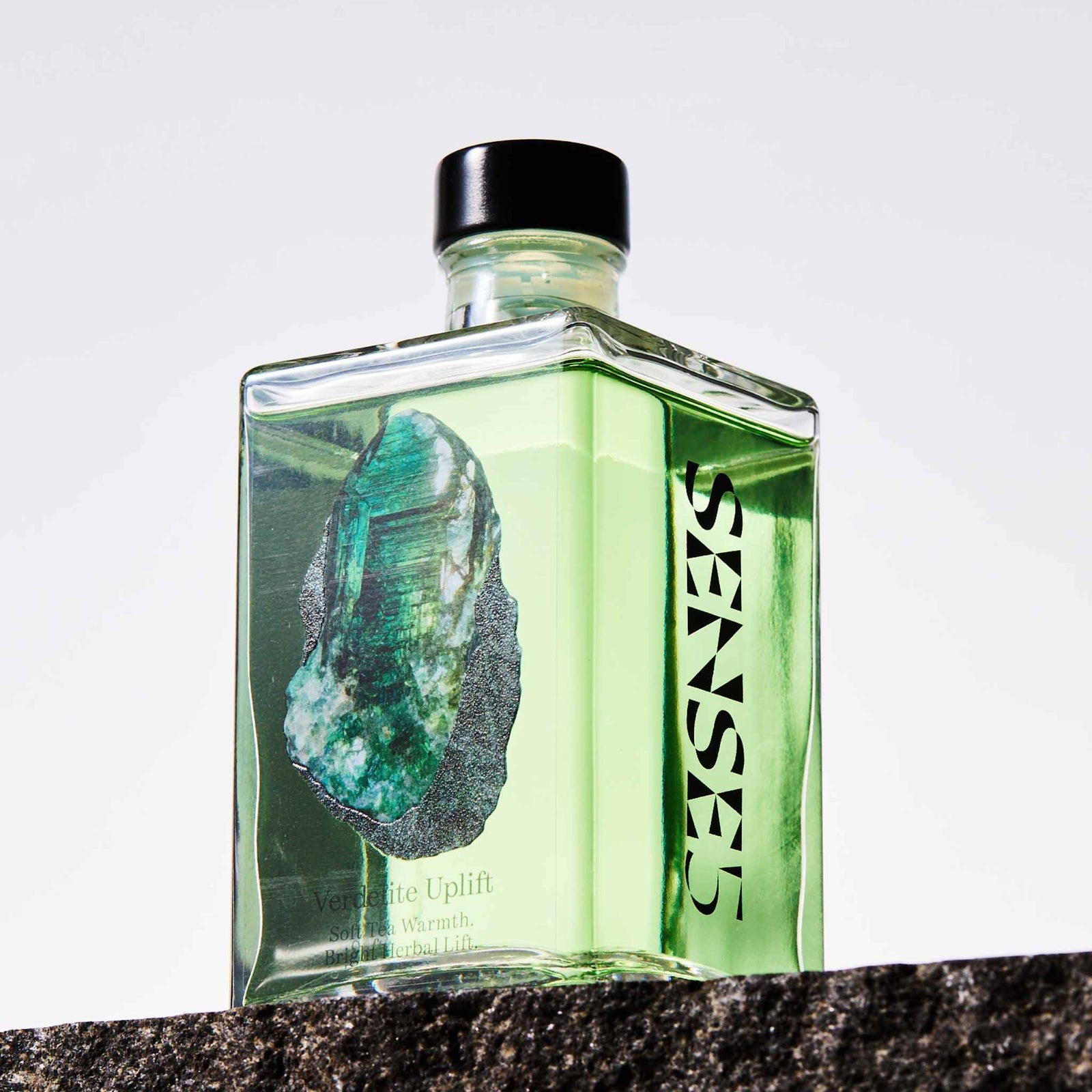 Verdelite Uplift Flasche auf Fels – Saunaaufguss von SENSE5