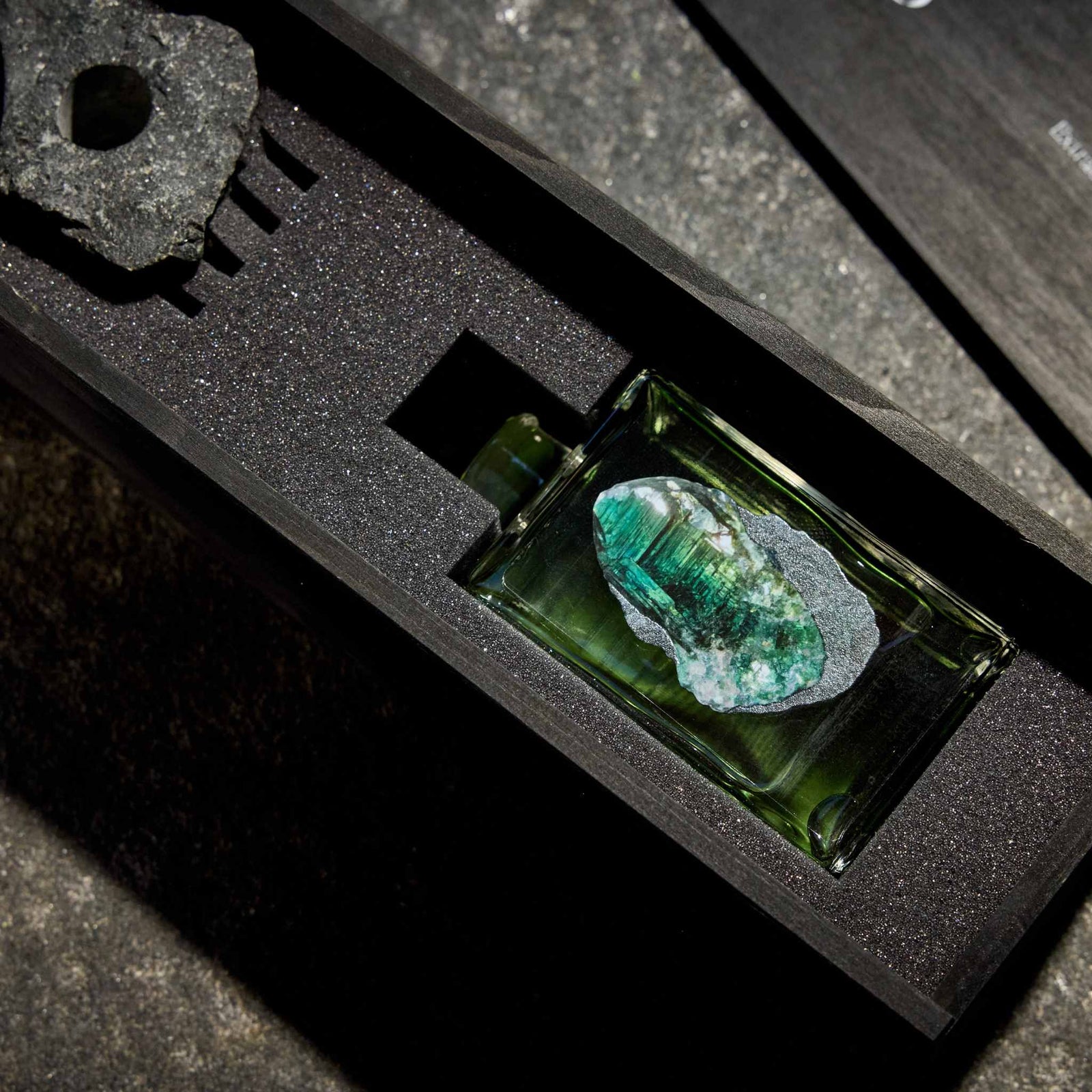 Verdelite Uplift Flasche in der luxuriösen SENSE5-Holzbox verpackt