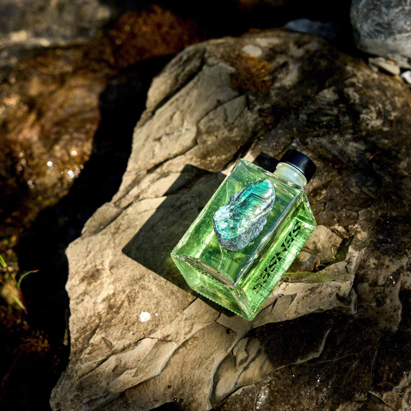 Verdelite Uplift Flasche im Sonnenlicht auf Naturstein – luxuriöses Saunaritual von SENSE5