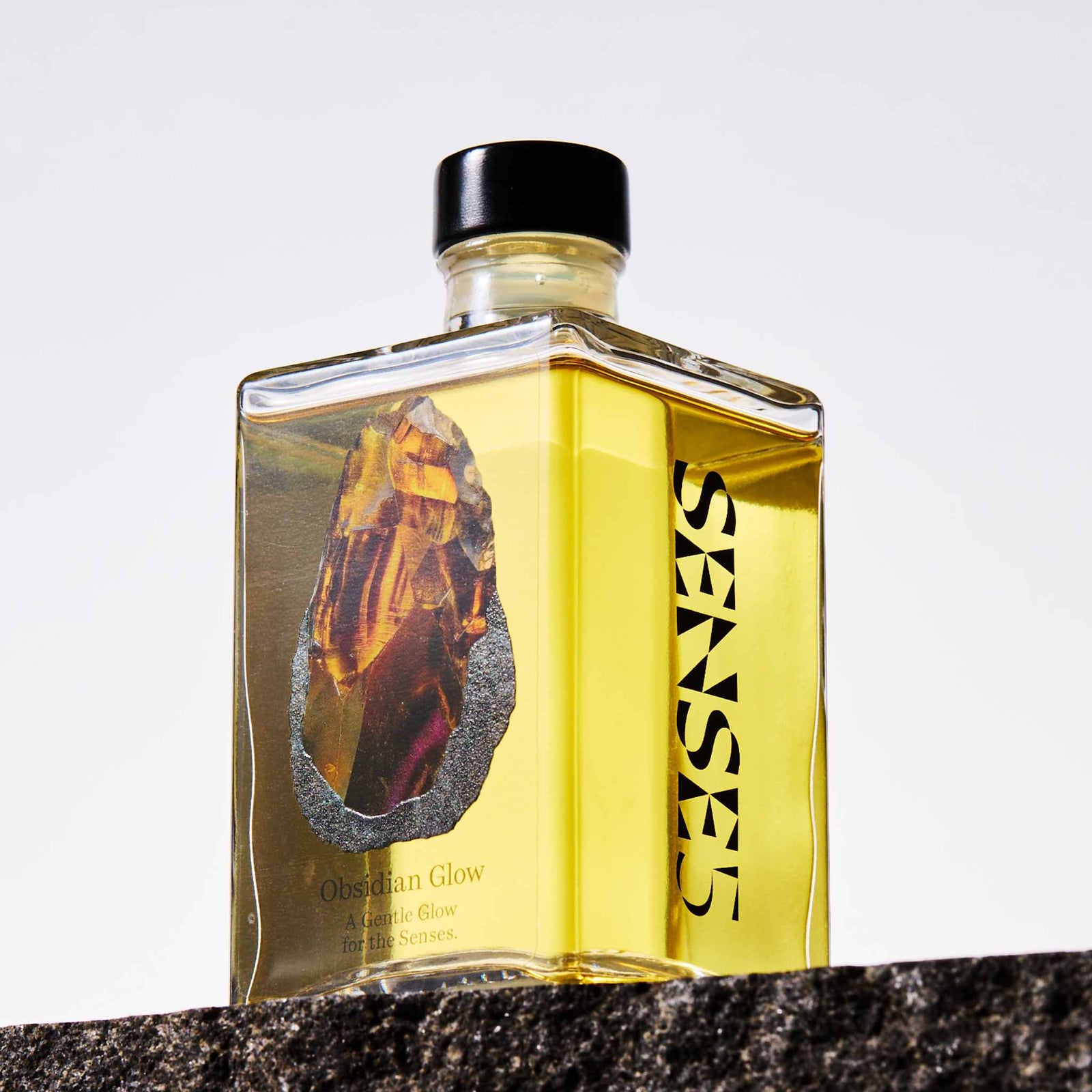 Obsidian Glow – Saunaaufguss von SENSE5, freigestellt auf hellem Hintergrund