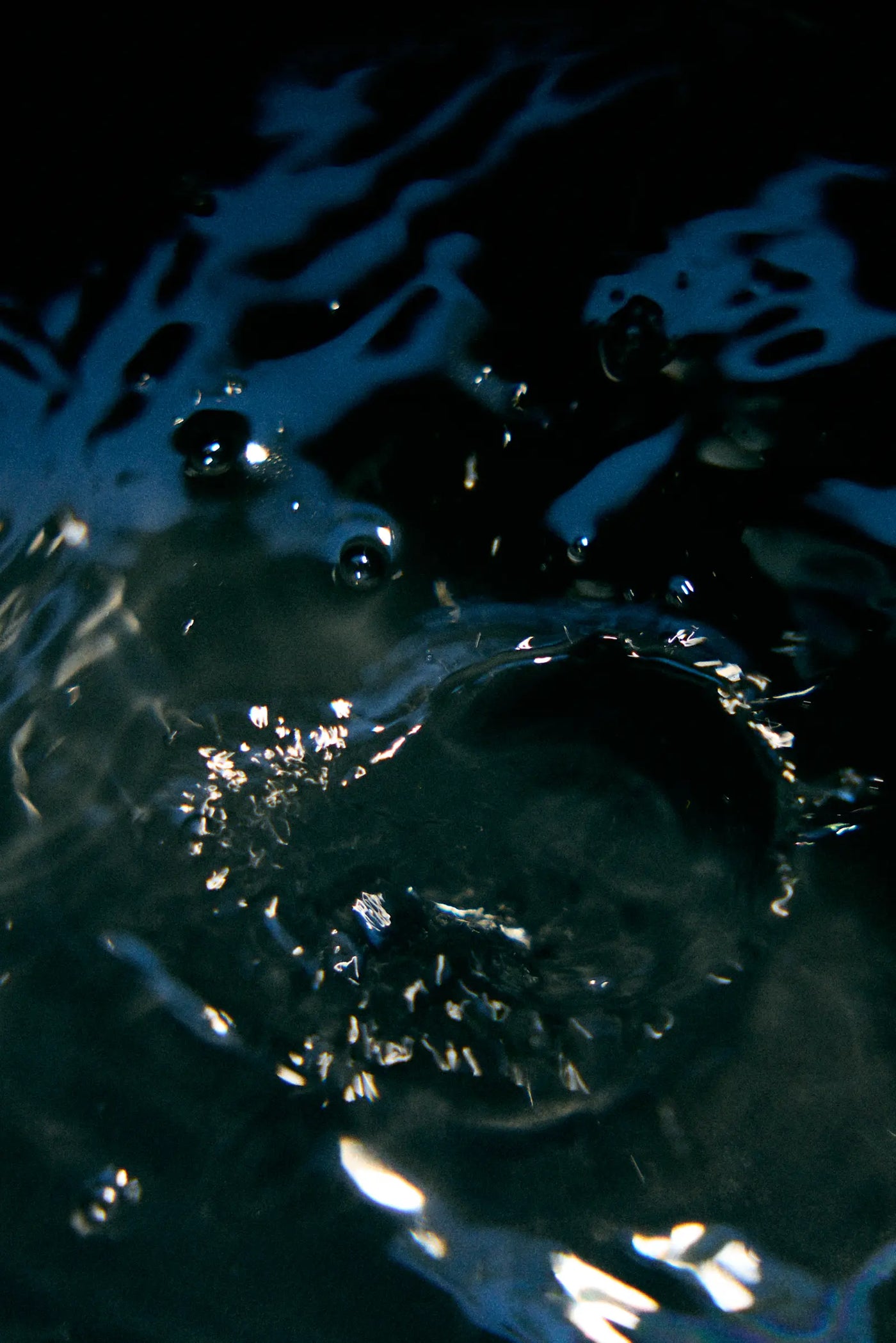 Wasseroberfläche mit Aufgusstropfen – SENSE5 Ritual