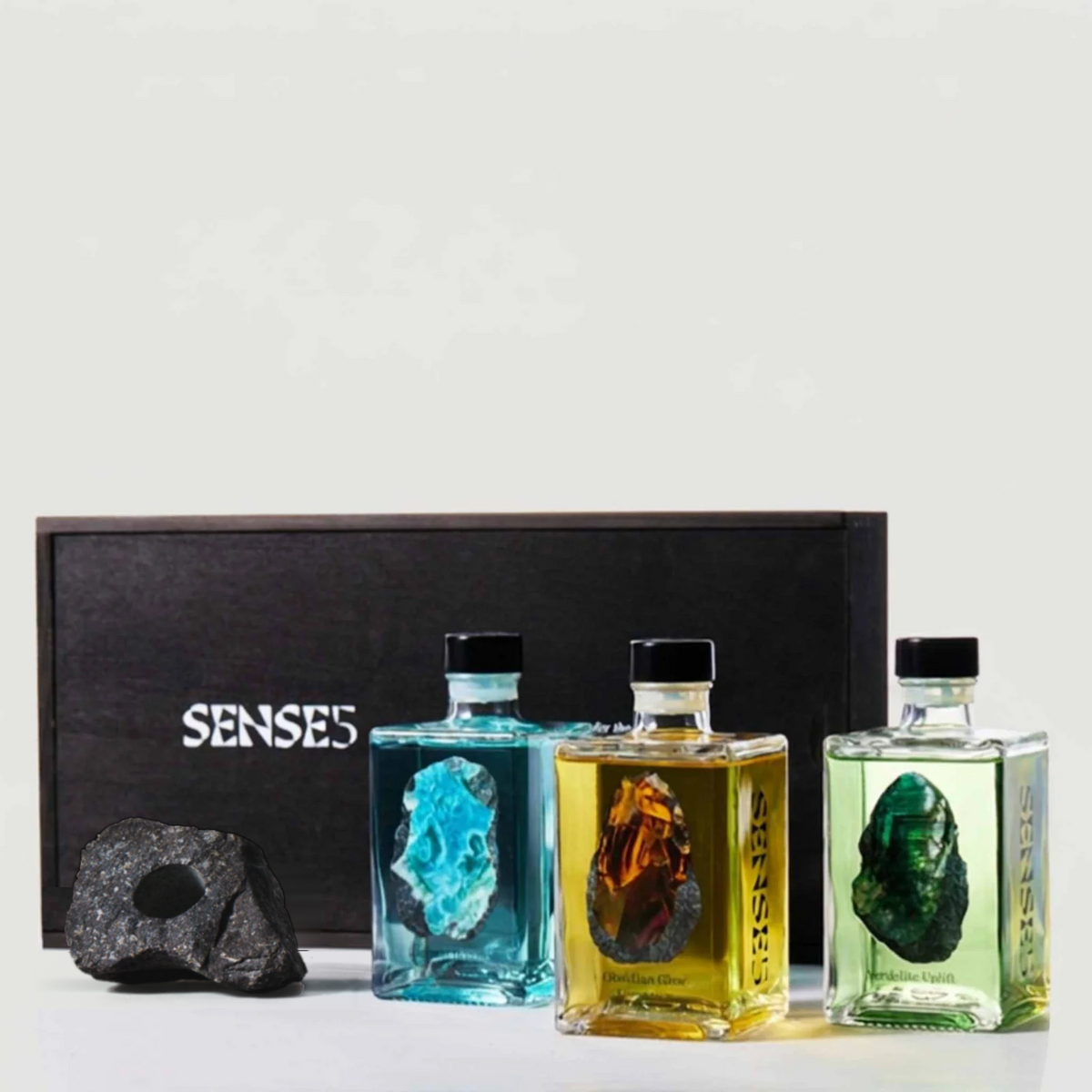 Trilogy Edition 0 vor der SENSE5-Holzbox, mit Slow Steam Stone